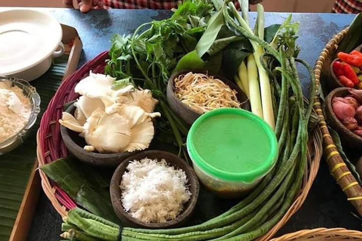 un coș umplut cu diferite tipuri de legume pe o masă