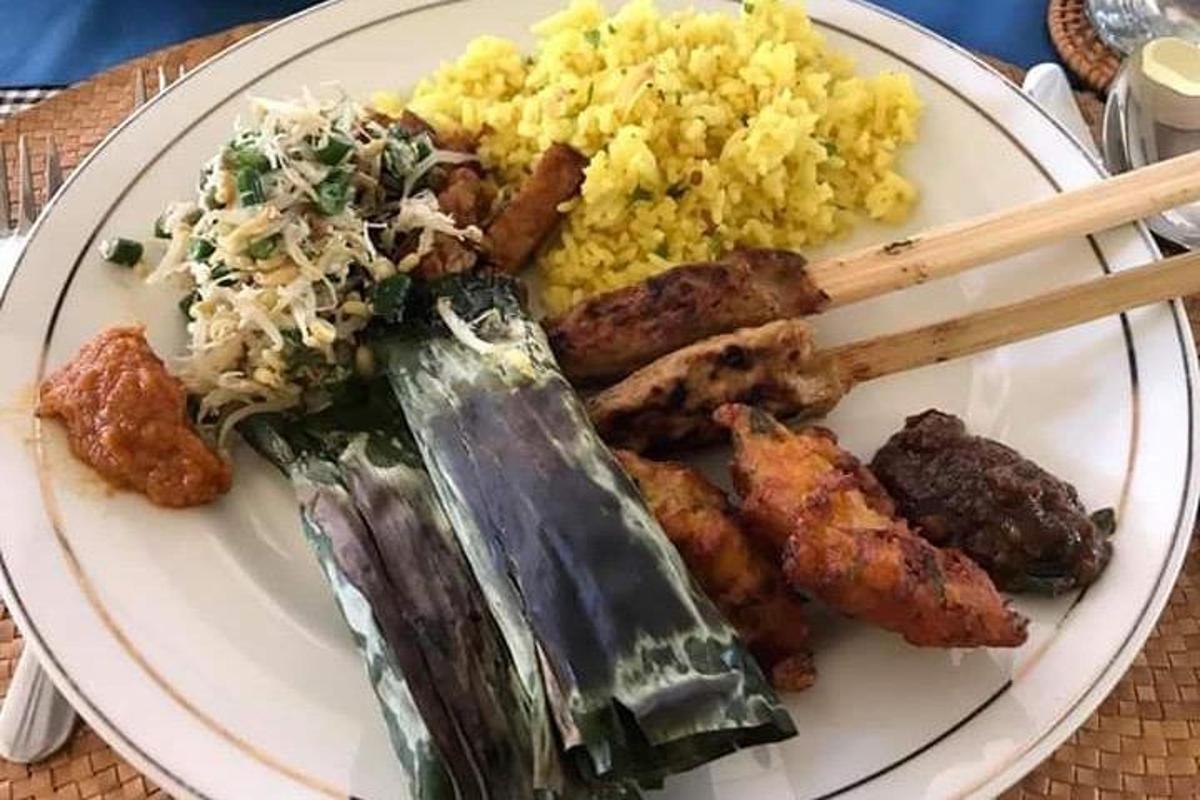 un plat de menjar amb carn, arròs i escuradents