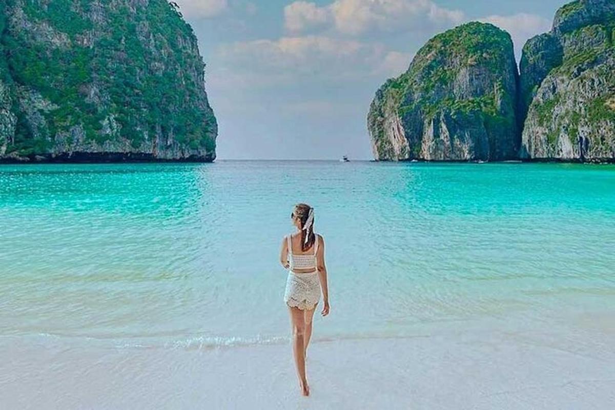 ženska, ki stoji na plaži v vodi