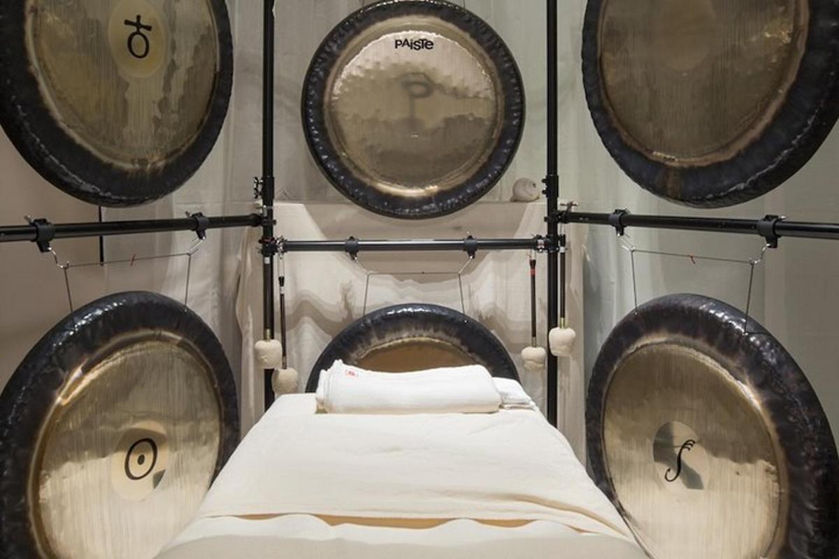 Una habitación con cuatro grandes escudos y una sábana blanca.