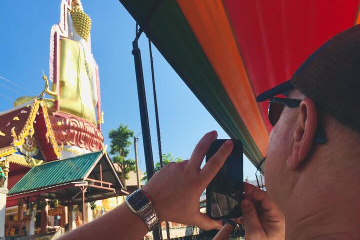 un bărbat care fotografiază un carnaval cu telefonul mobil