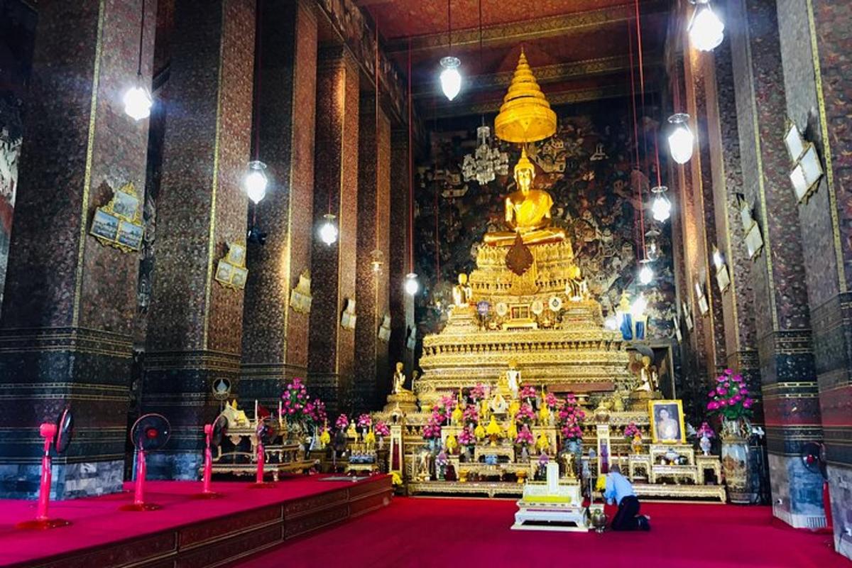 sebuah kuil besar dengan altar emas besar di dalam sebuah bangunan