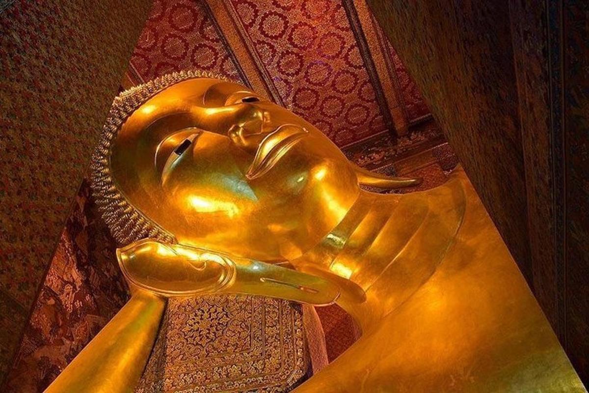 o statuie de aur a unei femei adormite așezate pe un scaun