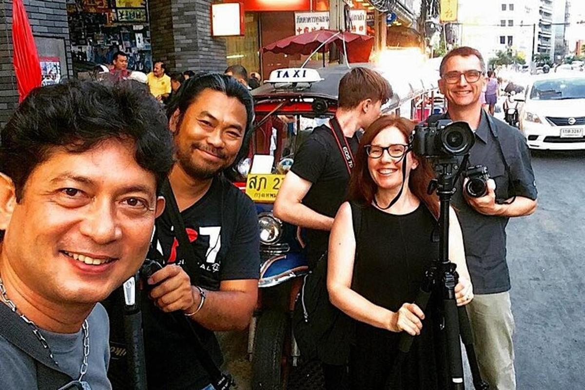 sekelompok orang berpose untuk difoto dengan kamera