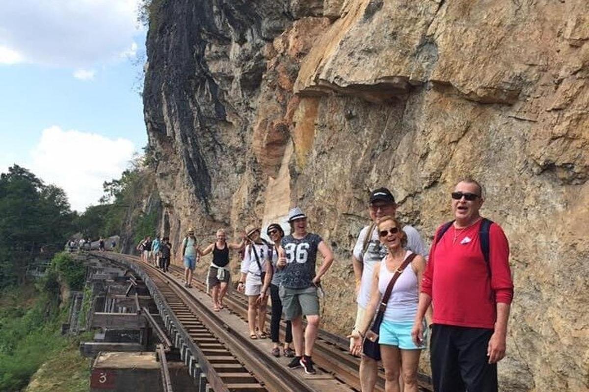 um grupo de pessoas caminhando nos trilhos do trem