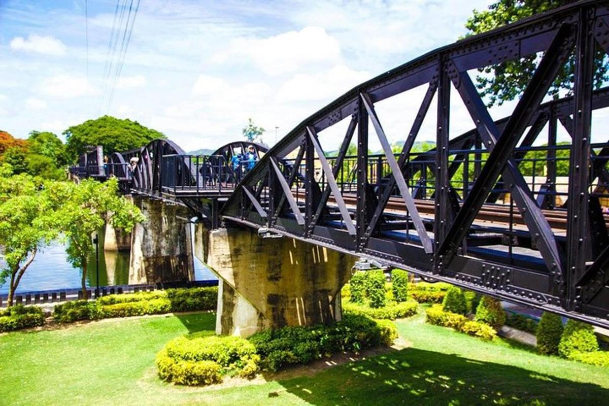 uma ponte sobre a água com pessoas nela