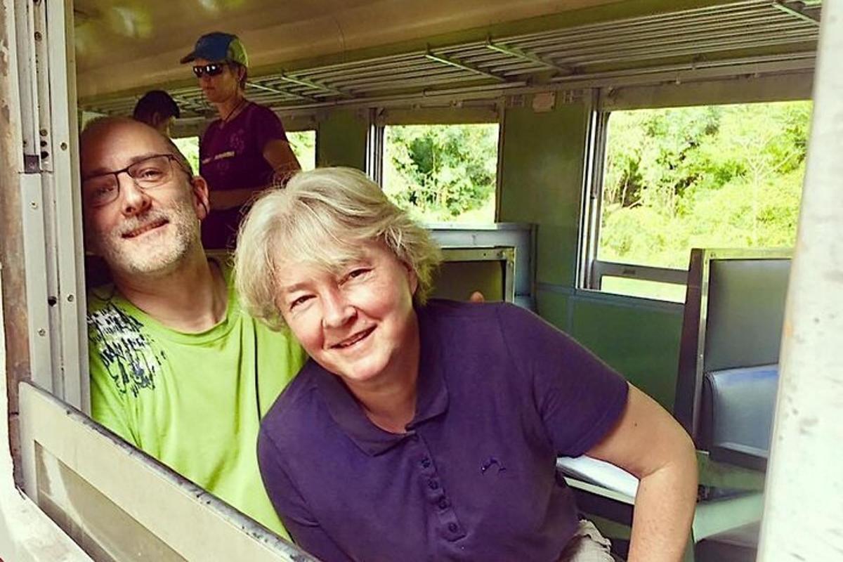 um homem e uma mulher sentados em um trem