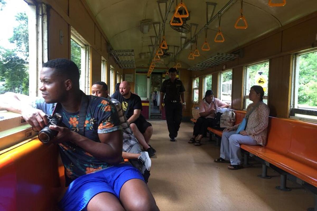 um grupo de pessoas sentadas em um trem