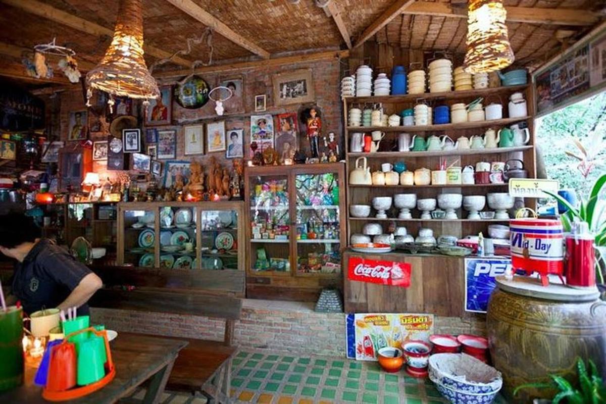カウンターに人が座っている店