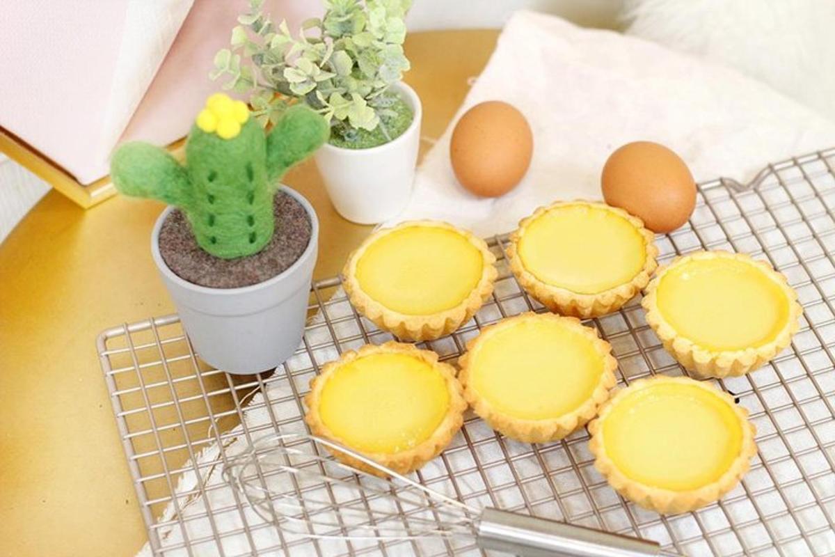 drátěný rošt s muffiny, vejci a kaktusem