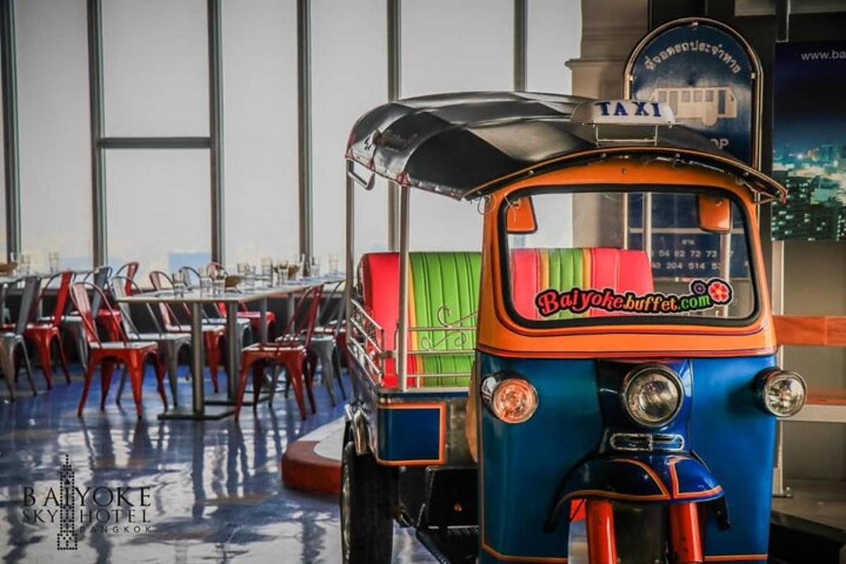 vagón vlaku zaparkovaný před restaurací