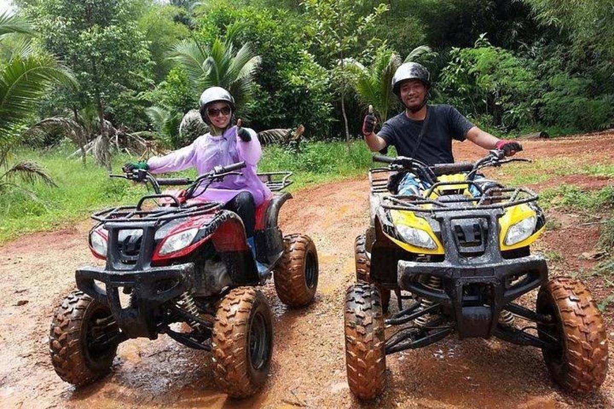 Kaks inimest sõidavad ATV-dega kruusateel