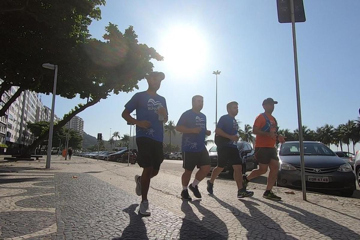 μια ομάδα ανδρών που τρέχουν σε έναν δρόμο