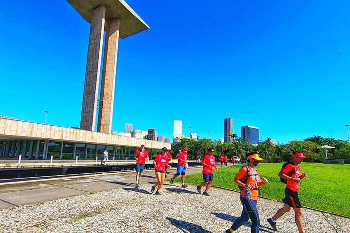 Un grupo de hombres con camisas rojas caminando en un parque