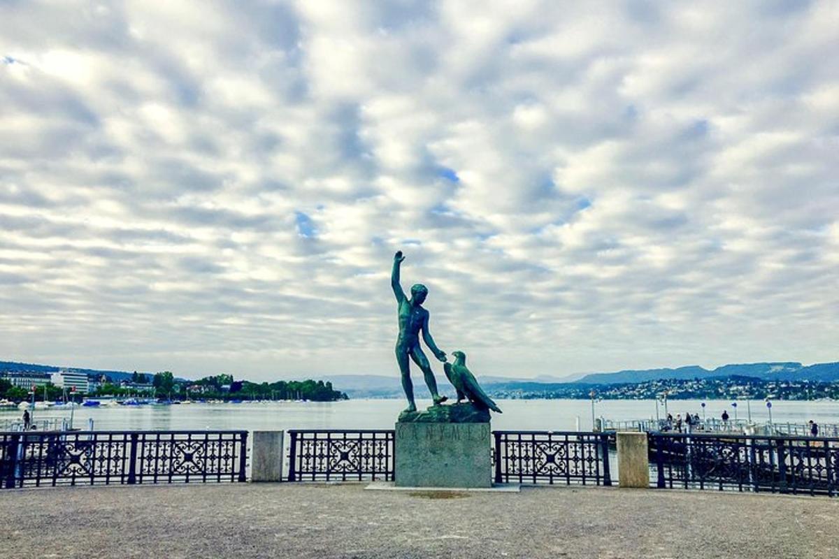 una statua di una donna in piedi accanto a uno specchio d'acqua