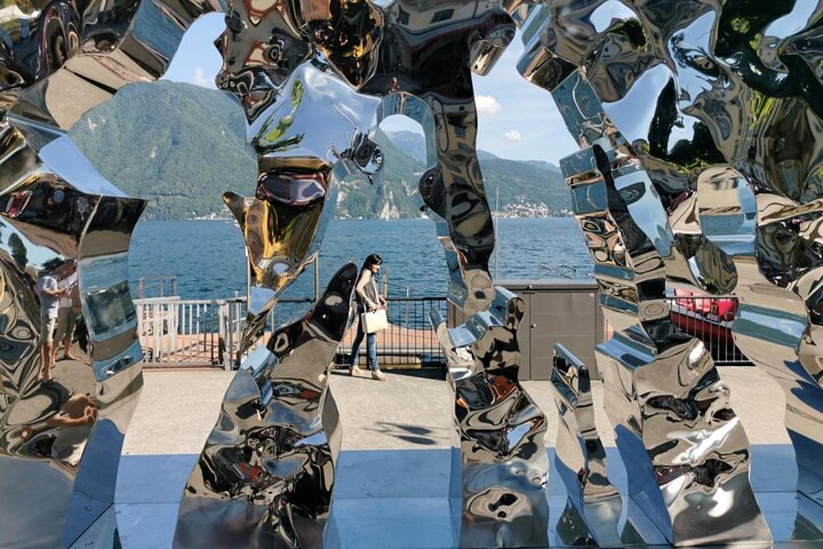 Una vista del agua y una escultura de una persona.
