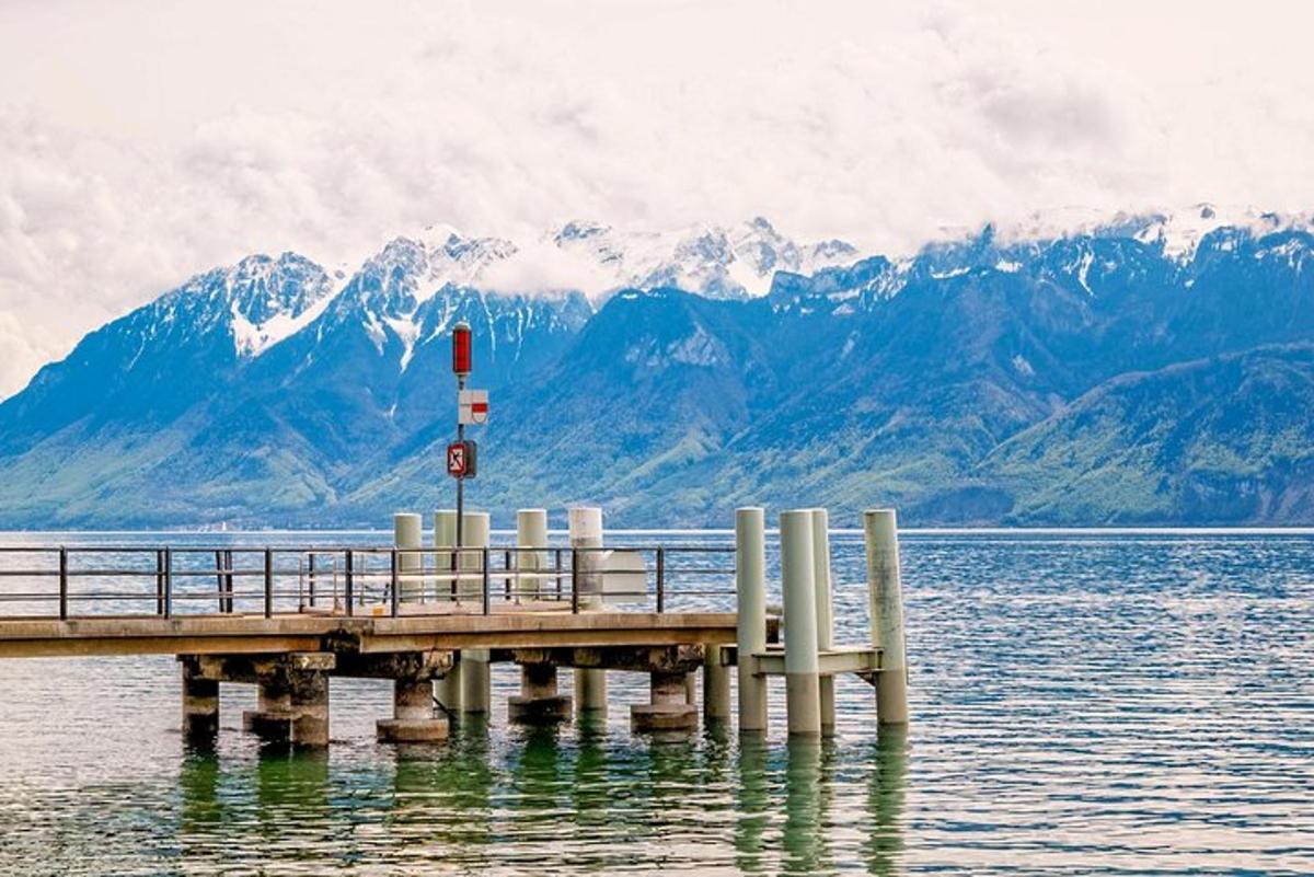 un molo in mezzo a uno specchio d'acqua con montagne