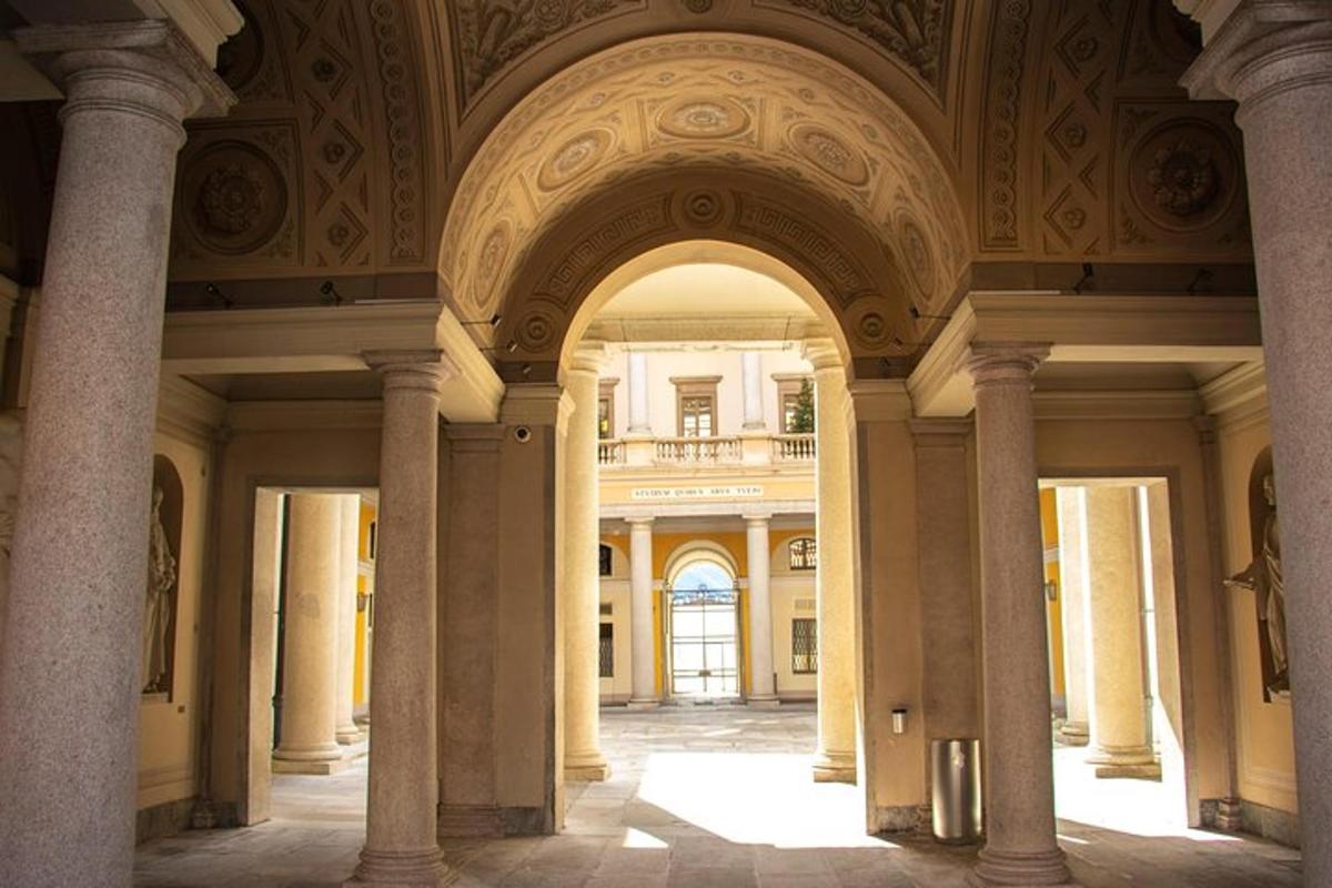 um arco em um edifício com colunas e tetos