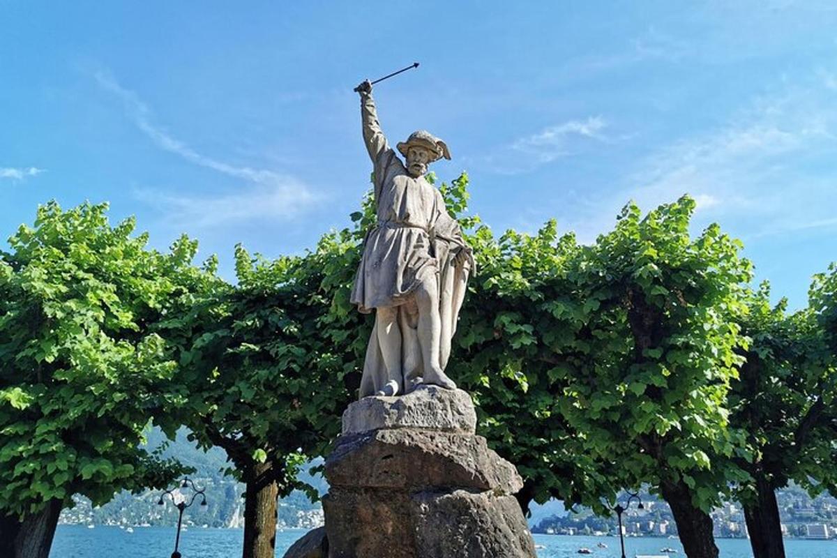 una estatua de una mujer en una roca