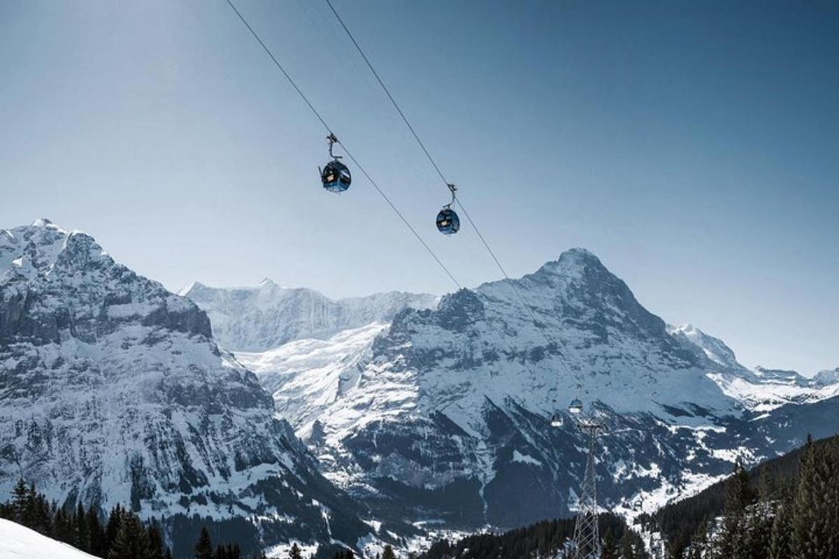 due persone su uno skilift sopra una montagna innevata