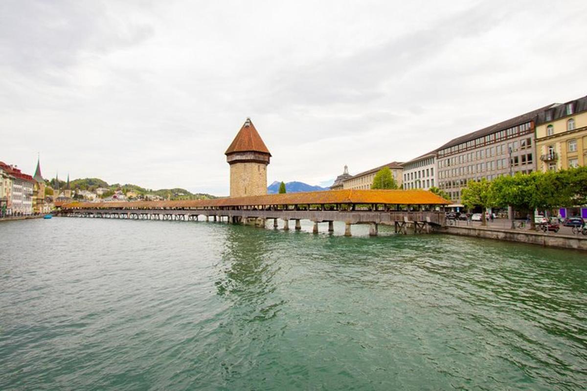Blick auf einen Fluss mit einer Brücke und Gebäuden