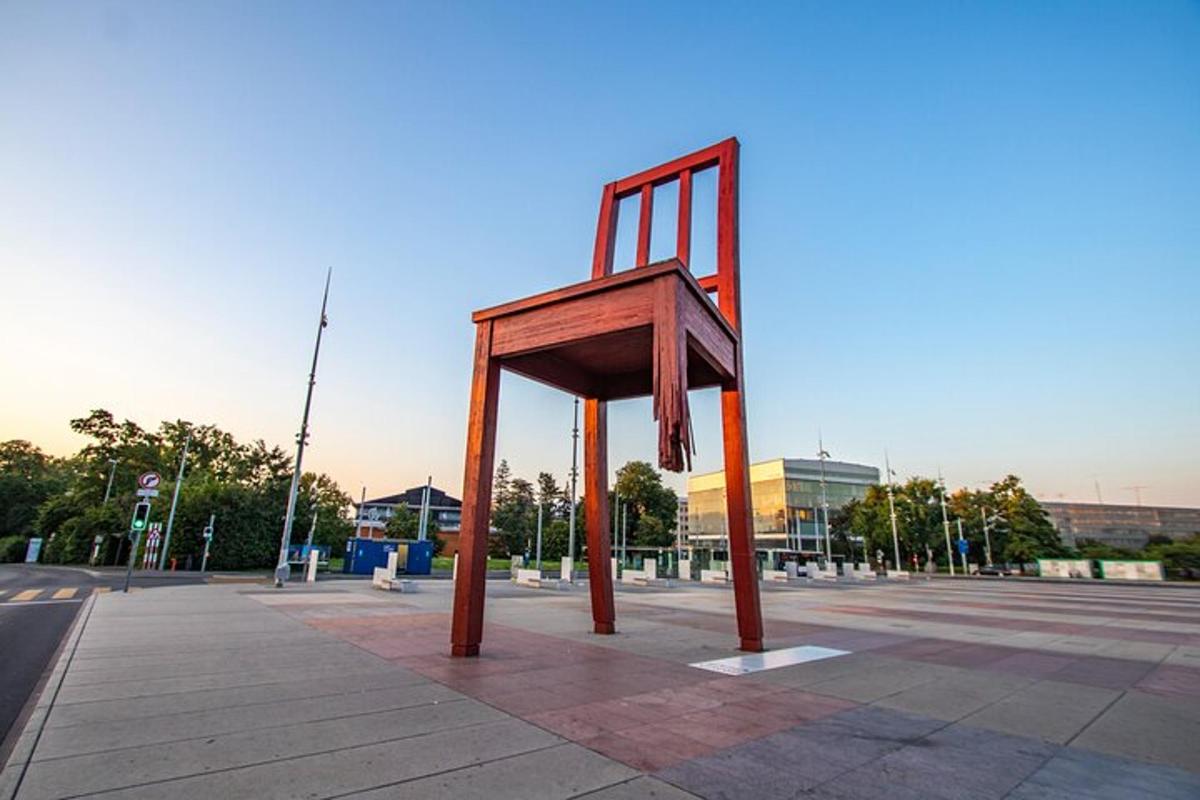obrovská stolička sediaca na kraji ulice