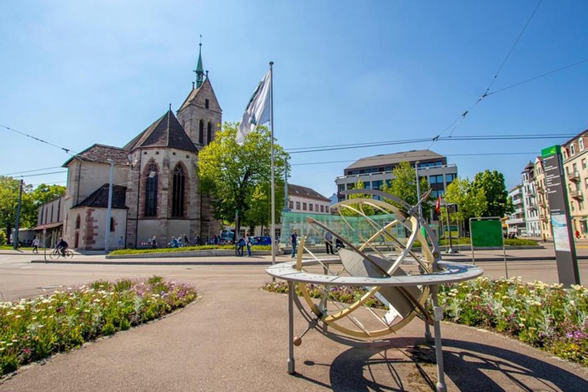 bekkur fyrir framan byggingu með kirkju