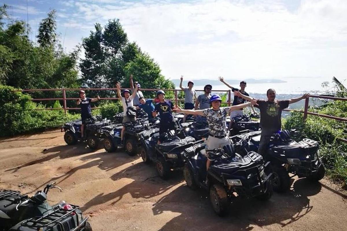 un gruppo di persone in piedi davanti ai quad