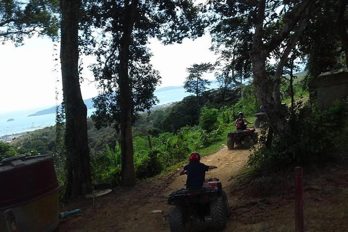 due persone che guidano dei quad lungo una strada sterrata