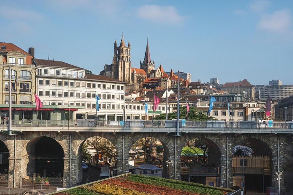 un pont amb una ciutat al fons
