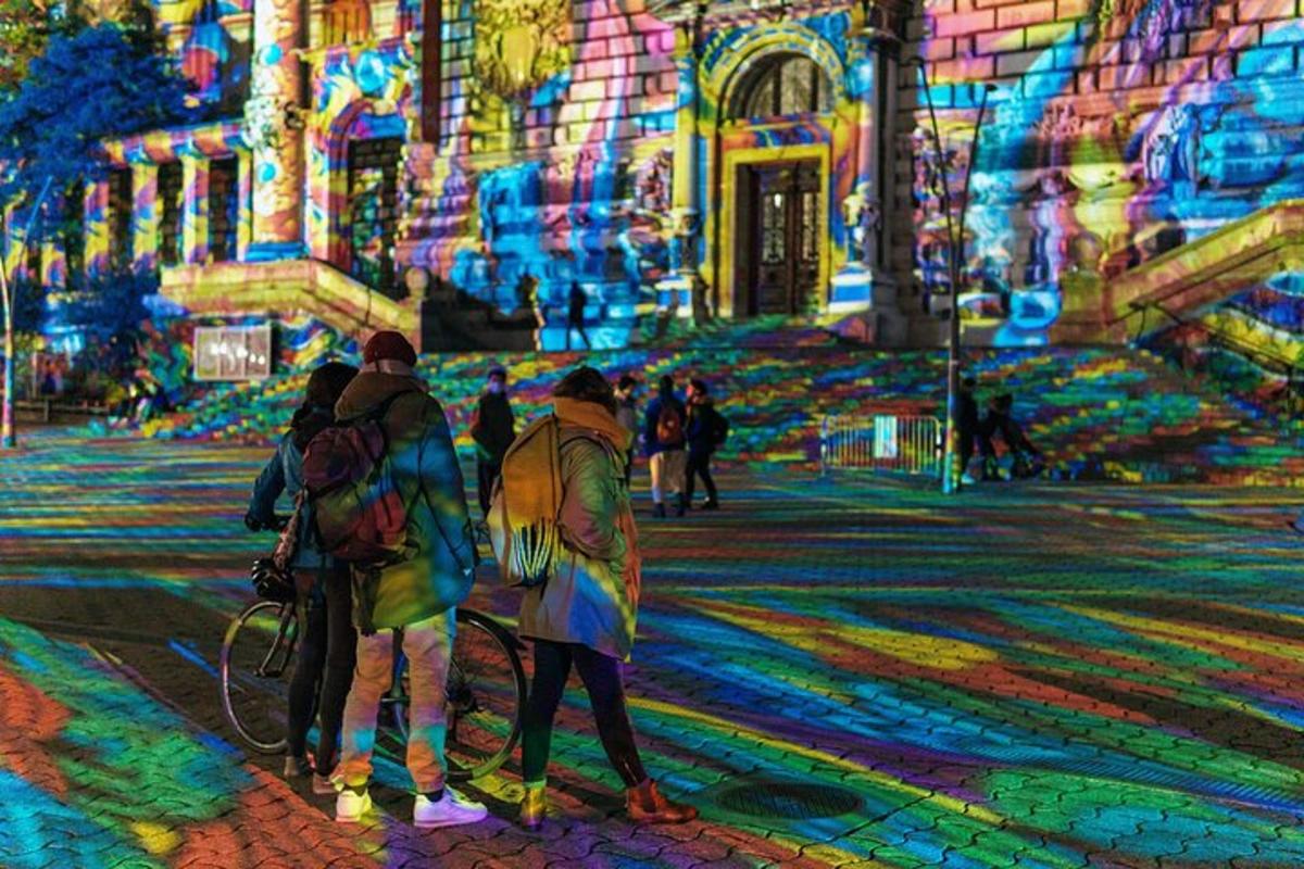 una pintura de persones dempeus davant d'un edifici