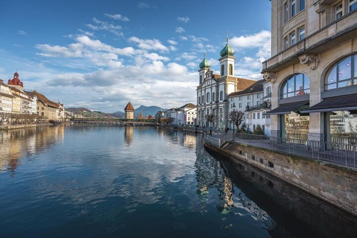 uma vista de um rio em uma cidade com edifícios