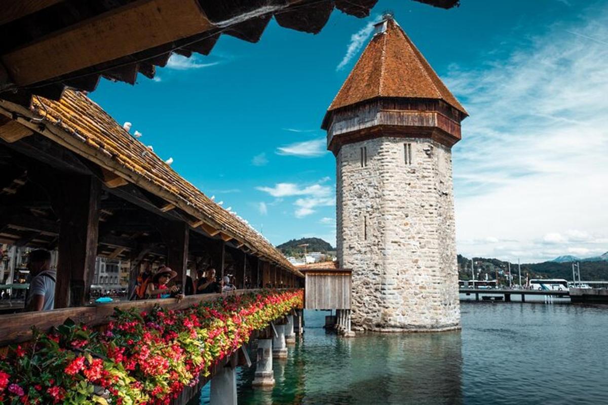 un edificio con una torre nell'acqua con fiori