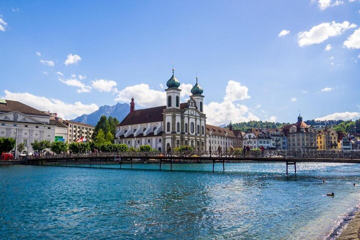 un ponte sopra un fiume di fronte a un edificio