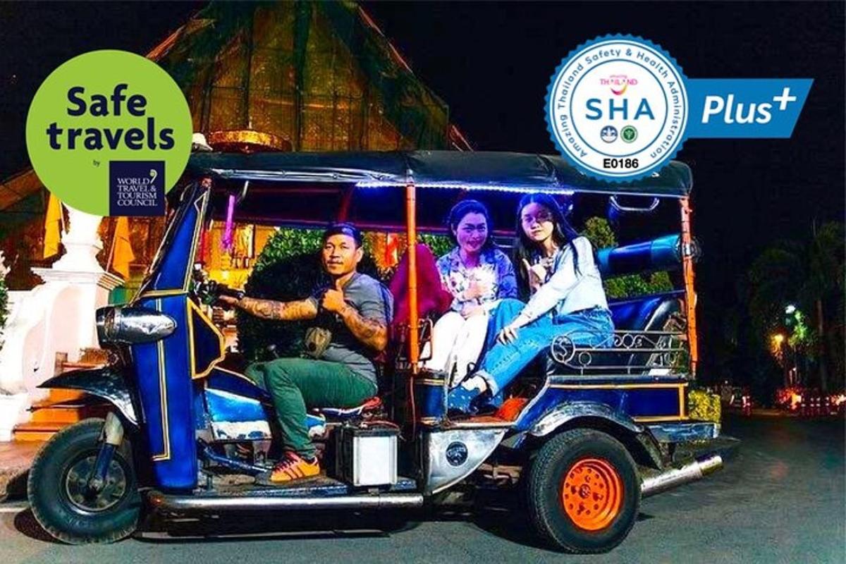 un grupo de personas viajando en un carrito de golf