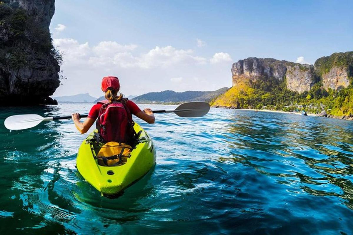 una persona en un kayak en el agua