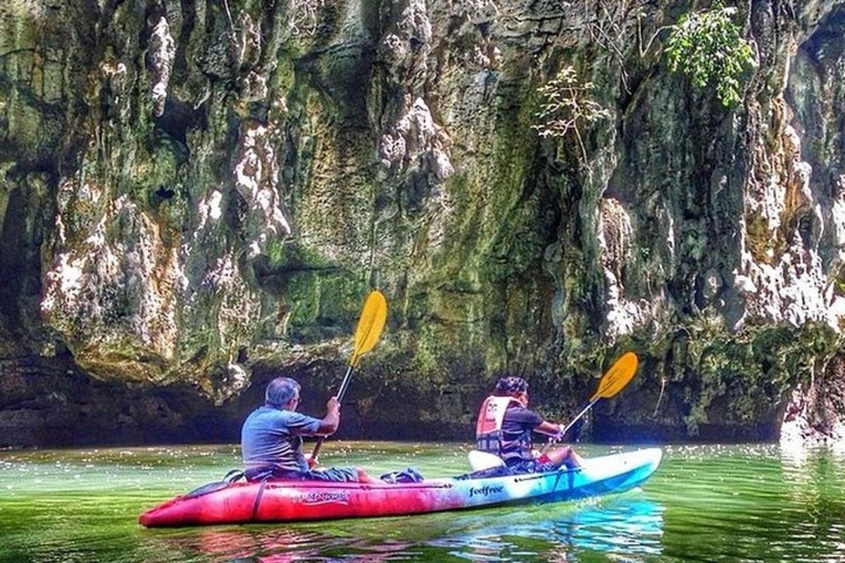 Dos personas en una balsa en el agua con remos