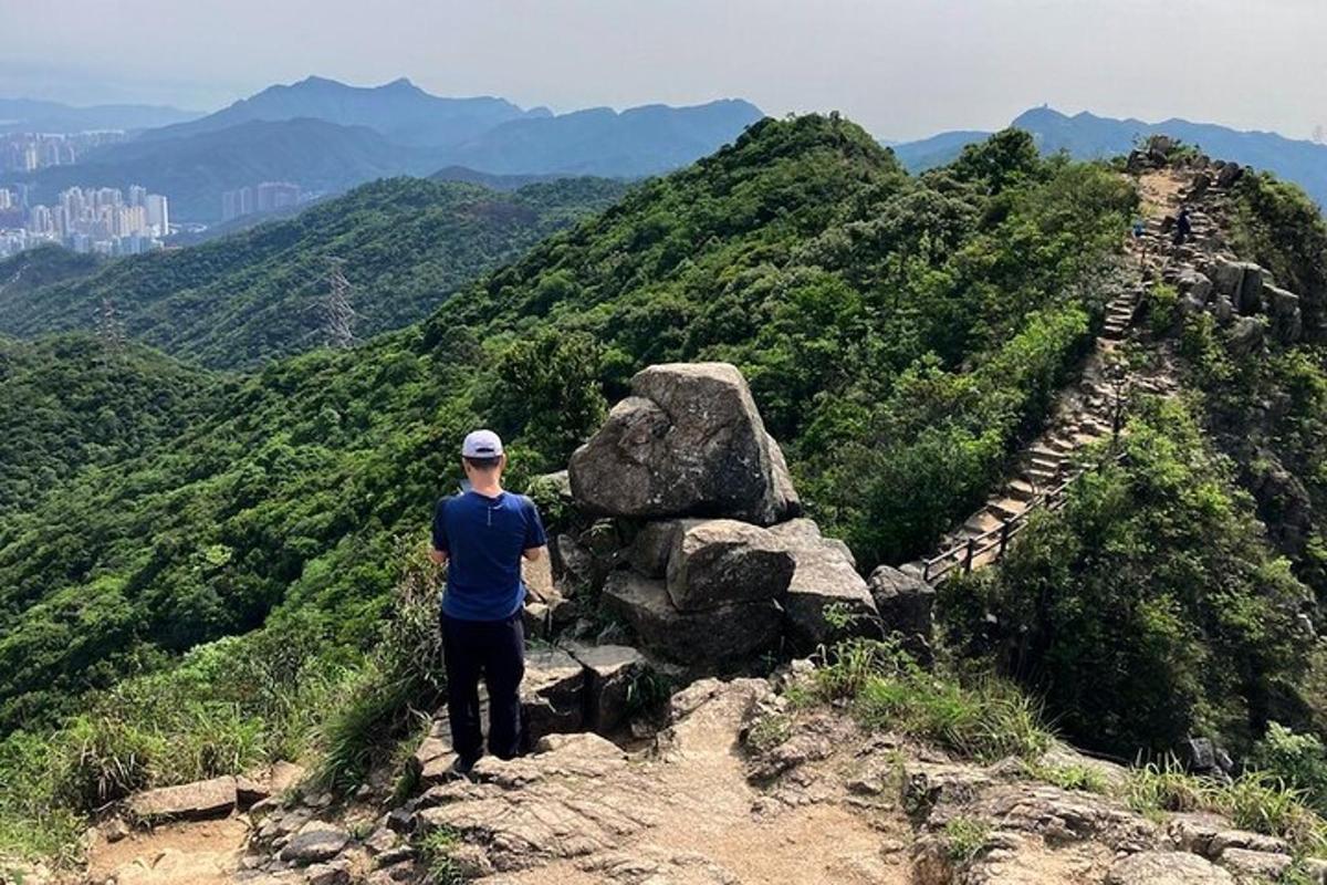 산 가장자리에 서 있는 남자