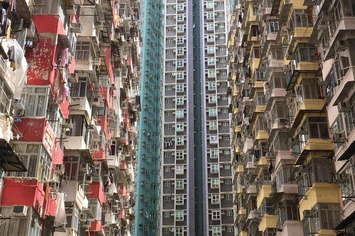 een afbeelding van een hoog gebouw met balkons