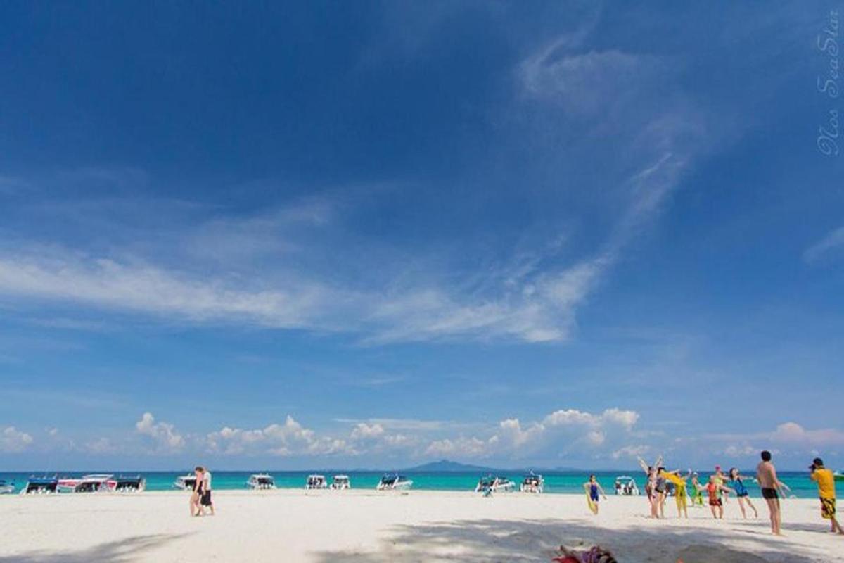 sekumpulan orang berdiri di pantai