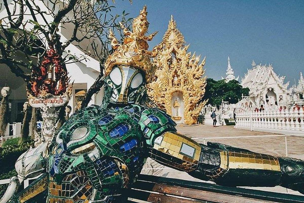 una scultura di una maschera davanti a un edificio