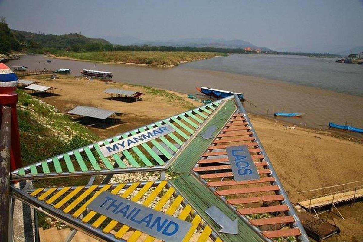 un cartello di pericolo su una spiaggia vicino a un fiume