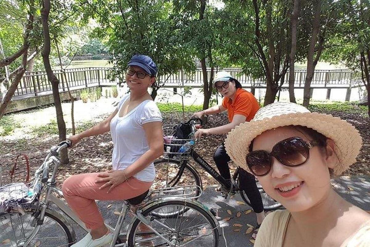 um grupo de pessoas andando de bicicleta em um parque