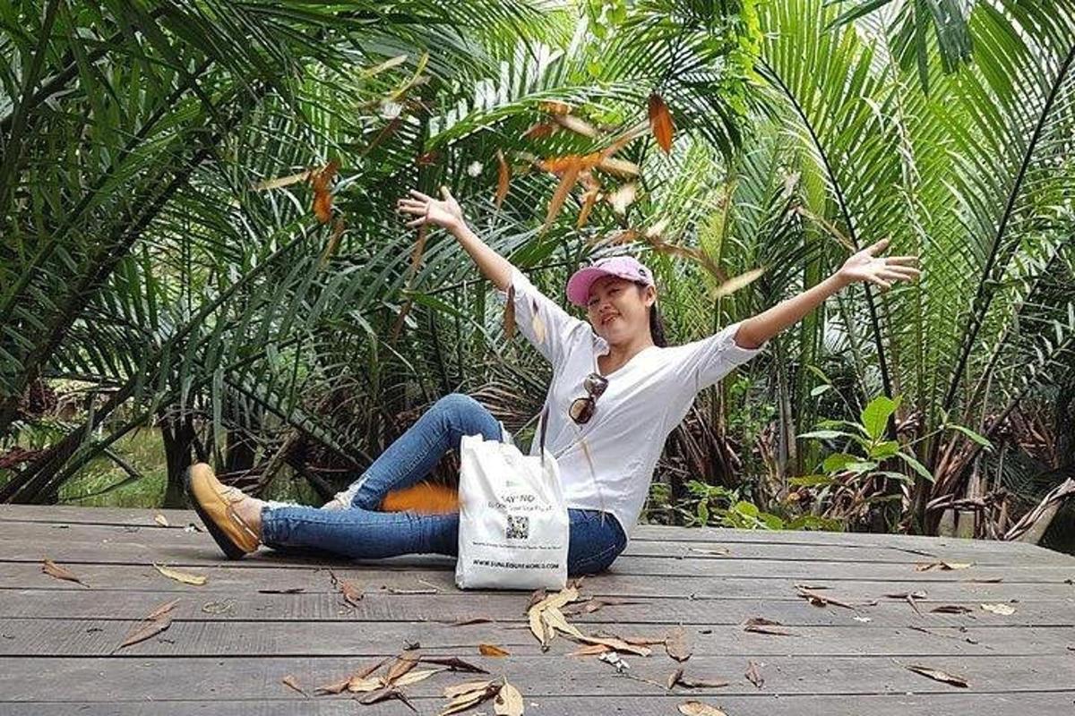 isang babae na nakaupo sa isang mesa at ang kanyang mga kamay sa hangin