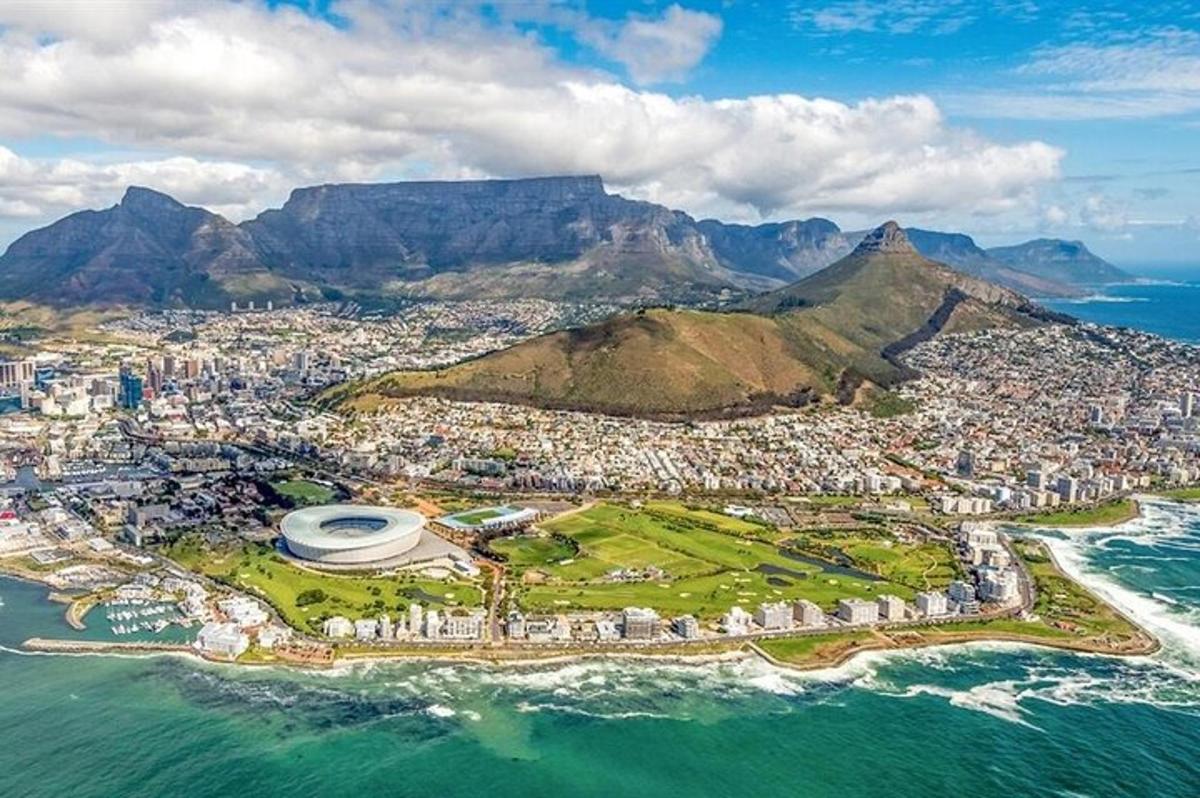 isang aerial view ng cape town na may mga bundok at karagatan