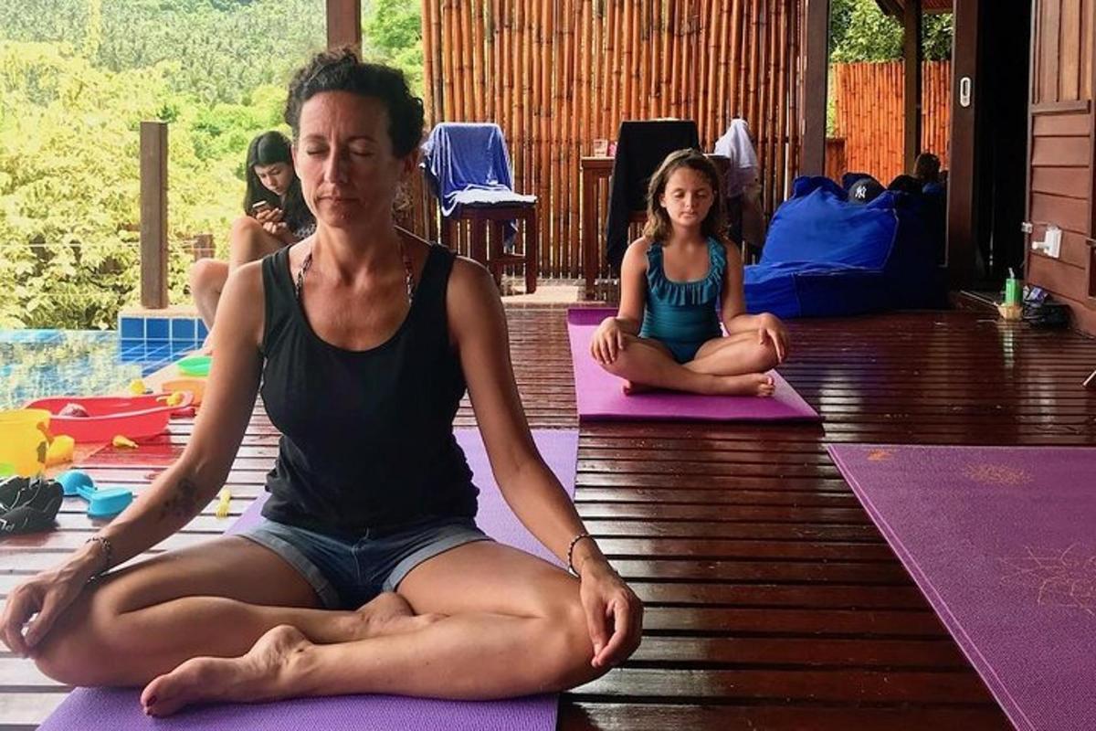 một người phụ nữ đang ngồi trên sàn trong lớp học yoga