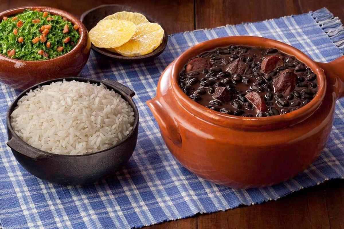 una taula amb bols de menjar i arròs sobre una taula
