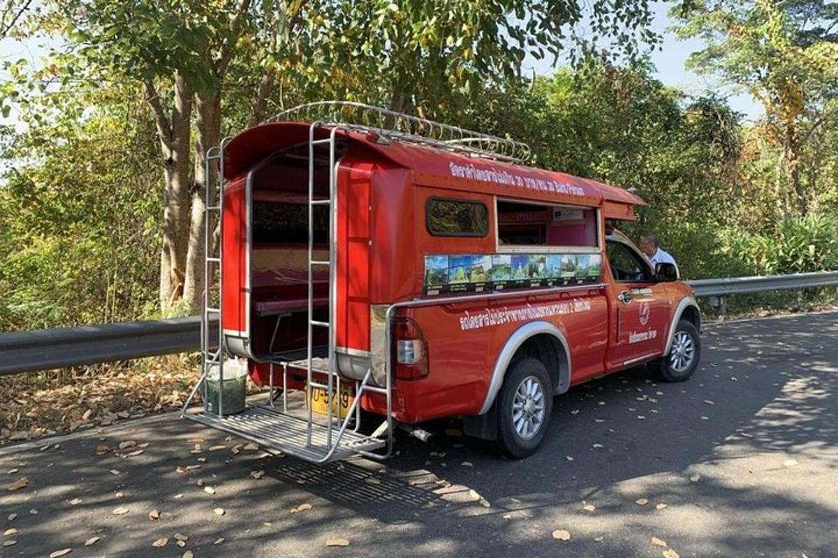 ein roter Imbisswagen, der am Straßenrand geparkt ist