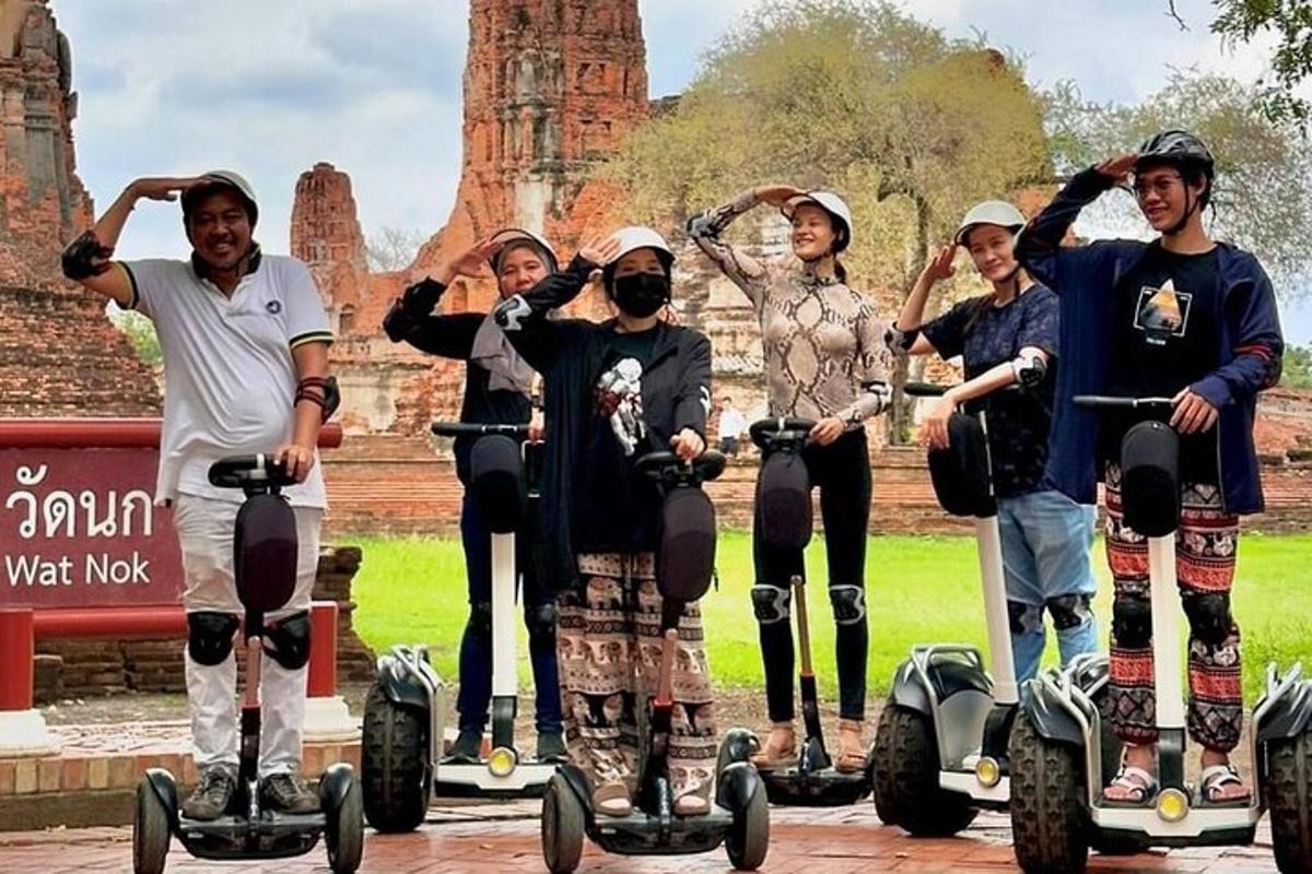 Un grupo de personas viajando en scooters eléctricos