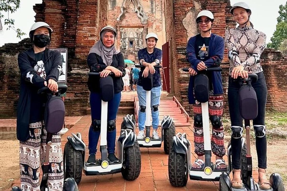 un grupo de personas viajando en segways